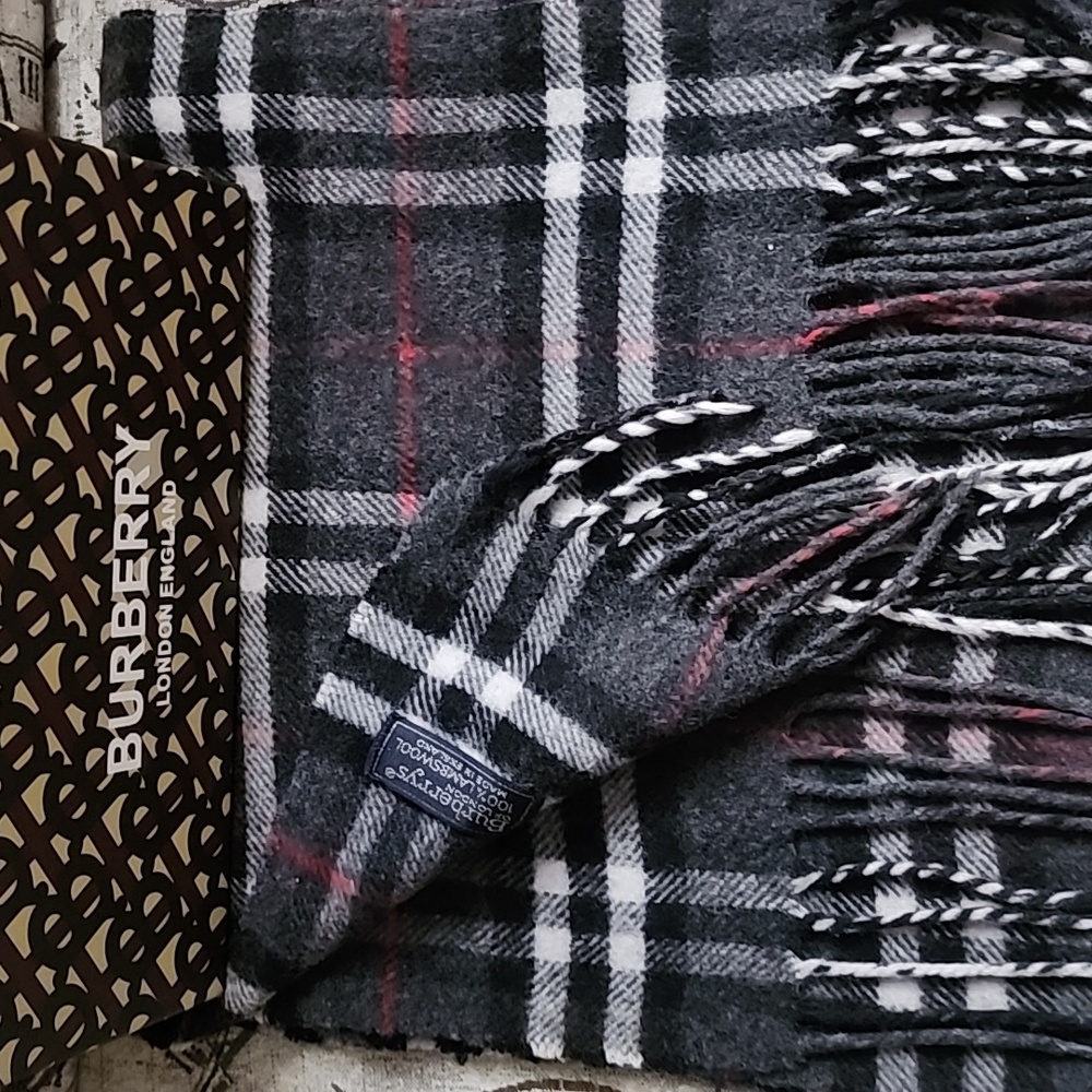 Authentic Burberrys Vintage London LambsWool Scarf Made in England With Box - Picture 4 of 4